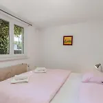펜션 3 Bedroom Cozy In Krk 크르크