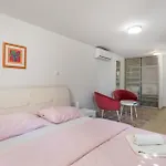 펜션 3 Bedroom Cozy In Krk 크르크