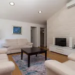 3 Bedroom Cozy In Krk * 크르크