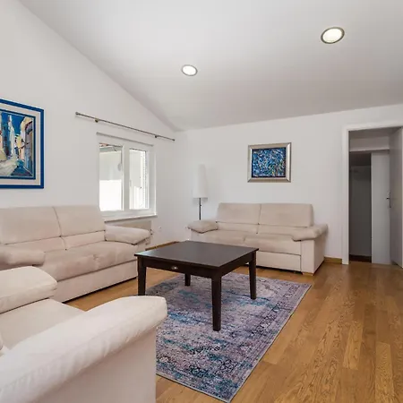펜션 3 Bedroom Cozy In Krk 크르크