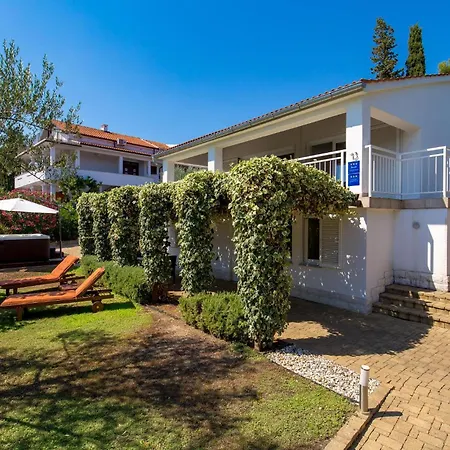Prázdninový dům 3 Bedroom Cozy In Krk